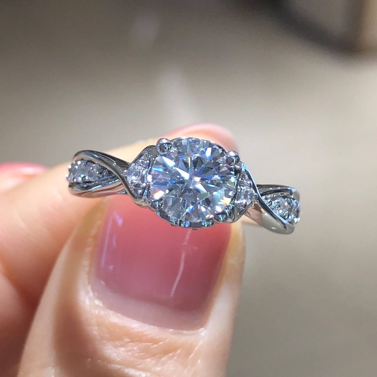 Twisted arm four claw S925 silver plated platinum women's ring custom selection main stone Moissanite 1.0ct/Side Stone Cubic Zirconia